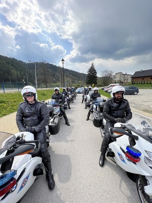 Policjanci na motocyklach w oczekiwaniu na wyjazd na zabezpieczenie