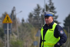 policjant ruchu drogowego w kamizelce odblaskowej z napisem POLICJA