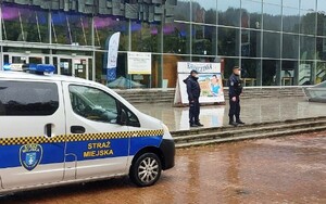 policjant i strażnik miejski podczas patrolu