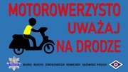 Grafika przedstawiająca motorowerzystę; obok czerwony napis MOTOROWERZYSTO UWAŻAJ NA DRODZE
