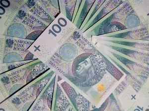 banknoty o nominale 100 złotych - zdjęcie ilustracyjne KMP w N. Sączu