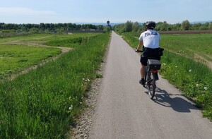 policjant jadący na rowerze — kopia