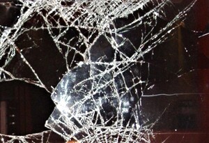 rozbita szyba - zdjęcie ilustracyjne