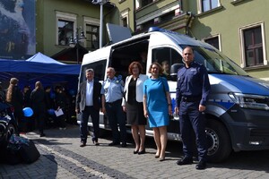 wspólne zdjęcie przy radiowozie - Komendant Miejski Policji w Nowym Sączu, Wicedyrektor PBW, były Komendant Miejski Policji w Nowym Sączu oraz inni uczestnicy spotkania