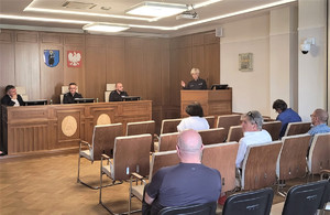 policjanci, burmistrz i uczestnicy debaty - fot. UM w Starym Sączu