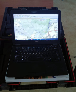 laptop z mapą na wyświetlaczu