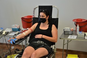kobieta oddaje krew