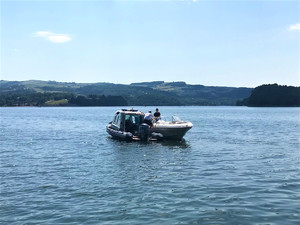 policjant kontroluje łódź i jej sternika