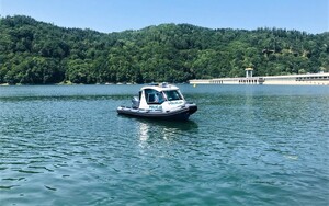 policyjna łódź w pobliżu zapory