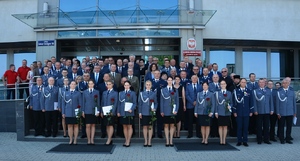 30. wspólne zdjęcie funkcjonariuszy i zaproszonych gości przed budynkiem komendy