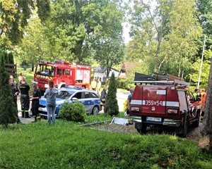 zbiórka przed rozpoczęciem działań w terenie -  samochody służbowe Policji i straży pożarnej oraz przedstawiciele służb ratowniczych