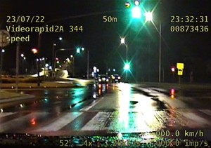 stopklatka z nagrania videorejestratora, dwa samochody wjeżdżają w ulicę Królowej Jadwigi