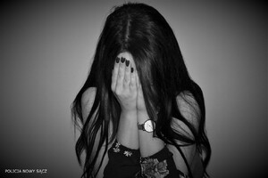 kobieta zakrywa swoją twarz dłońmi - zdjęcie poglądowe KMP w Nowym Sączu