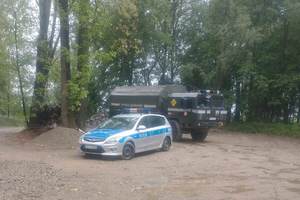 oznakowany radiowóz oraz pojazd patrolu saperskiego