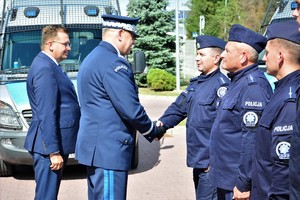 14. generał i wojewoda gratulują policjantowi OPP