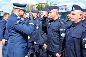 15. policjant OPP oddaje honor generałowi