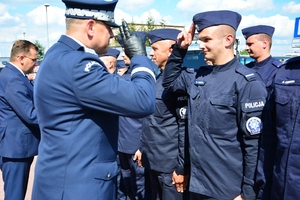 16. generał i policjant OPP oddają honor