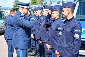 18. policjanci OPP stoją w rzędzie, jeden z nich oddaje honor generałowi