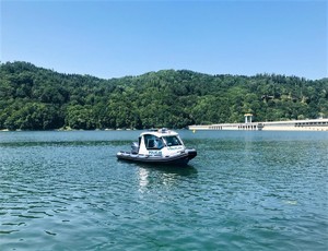 Jezioro Rożnowskie - policyjna łódź w pobliżu zapory