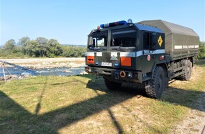 pojazd patrolu saperskiego w pobliżu miejsca znalezienia niewybuchu