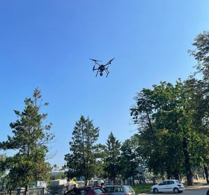 dron w powietrzu nad parkingiem