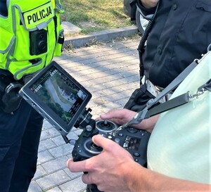 policjant ruchu drogowego ogląda nagranie na monitorze