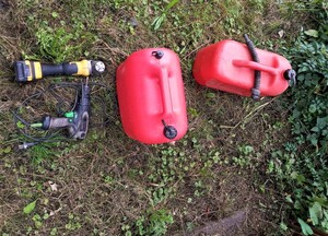 odzyskane kanistry z paliwem i elektronarzędzia