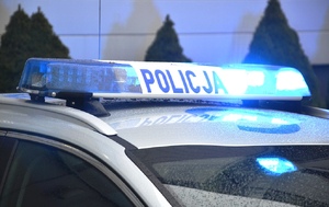 włączona lampa błyskowa z napisem Policja