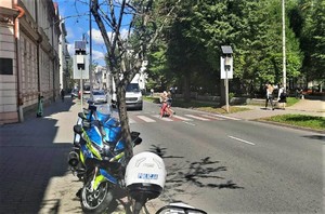 5. policyjne motocykle przy oznakowanym przejściu dla pieszych