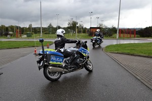 2. policjanci na służbowych motocyklach