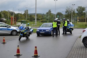 4. policjanci kontrolują kierowcę niebieskiego volkswagena