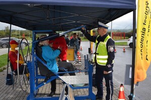 7. kobieta wsiada do symulatora dachowania