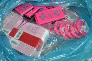 odzyskane kosmetyki w niebieskim worku foliowym