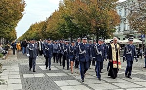 pochód mundurowych, na czele Komendant Główny Policji i ksiądz biskup Wiesław Lechowicz