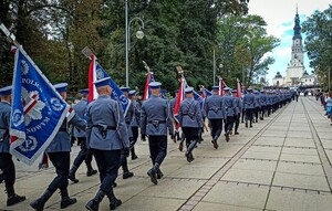 policyjne poczty sztandarowe zmierzają na Jasną Górę