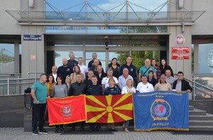 wspólne zdjęcie delegacji IPA z zastępcą komendanta przed sądecką komendą