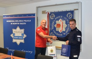 zastępca komendanta i przedstawiciel IPA Serbia ściskają sobie dłonie