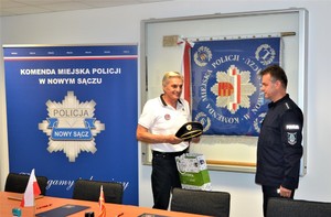 zastępca komendanta otrzymuje służbową czapkę od członka IPA ze Słowenii