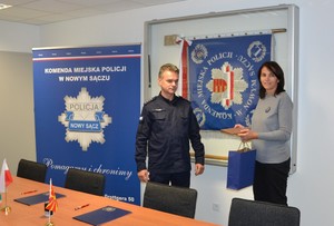 zastępca komendanta przekazał torebkę z upominkiem dla policjanci z Czarnogóry