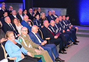 1. uczestnicy uroczystości siedzą w auli, na pierwszym planie Przewodnicząca Zarządu IPA Region Nowy Sącz