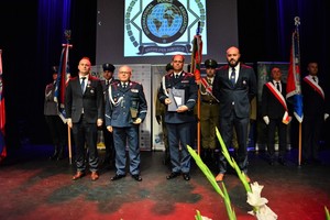 8. członkowie zarządu IPA Nowy Sącz oraz komendant Leśniak i komendant Dymura ze statuetkami w ręku