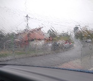 krople deszczu na przedniej szybie samochodu
