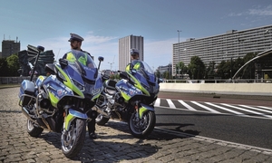 policjanci drogówki przy służbowych motocyklach
