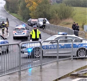 zabezpieczenie na trasie przejazdu kolumny prezydenckiej, radiowóz, policjanci, strażacy