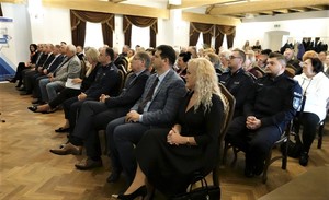 1. sala, osoby uczestniczące w spotkaniu siedzą w rządach, wśród nich umundurowani policjanci - fot. M. Olszowska