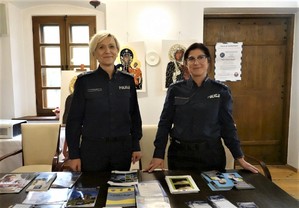 6. policjantki prewencji przy stole z ulotkami profilaktycznymi - fot. M. Olszowska
