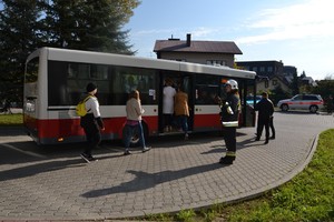 5. osoby z oddziału wsiadają do autobusu, obok strażak