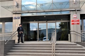 1. EGIDA-22 KMP w Nowym Sączu - przed wejściem do budynku komendy umundurowany policjant pełni służbę ochronną