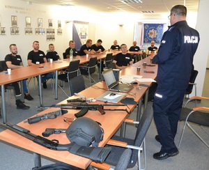 18. EGIDA-22 KMP w Nowym Sączu - policjanci i rezerwiści podczas pokazu broni służbowej