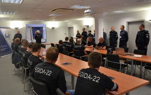 21. EGIDA-22 KMP w Nowym Sączu - zakończenie szkolenia, I Zastępca Komendanta przemawia do rezerwistów, w obecności policjantów sądeckiej jednostki